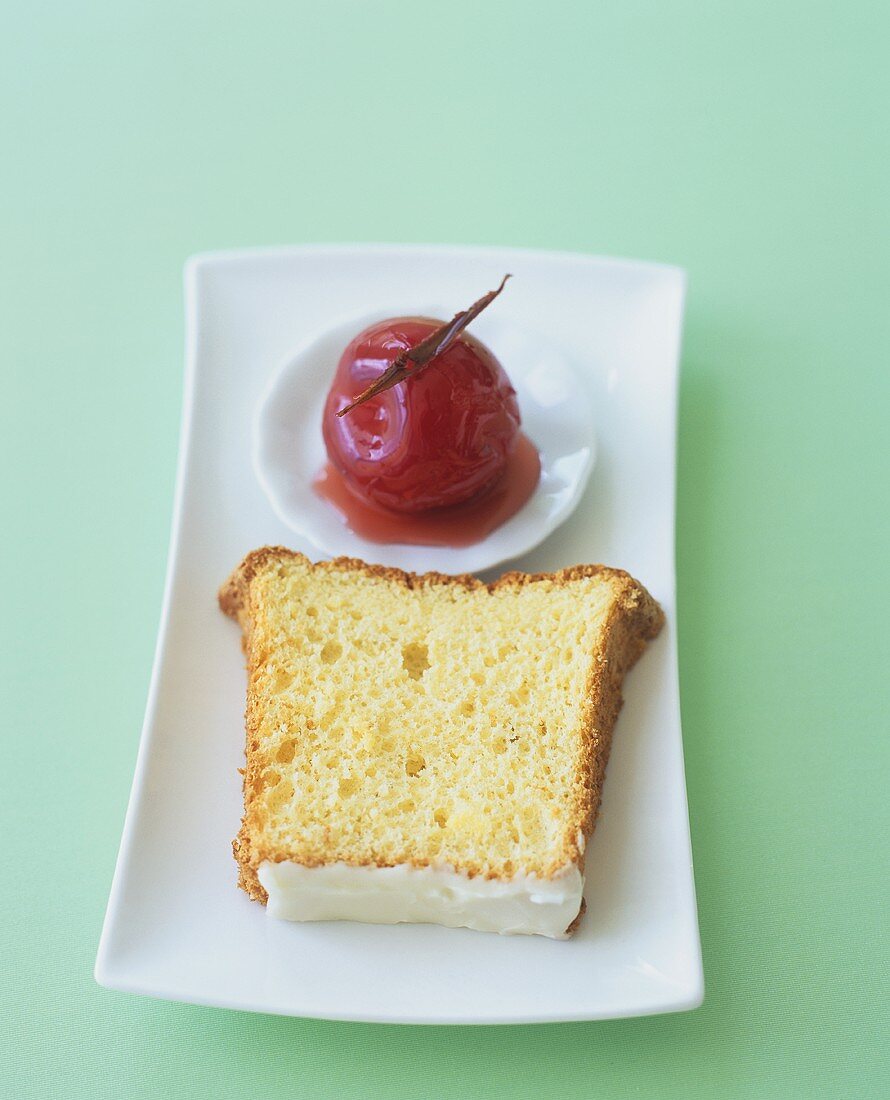 Ein Stück Angel Food Cake mit Gewürzpflaumen