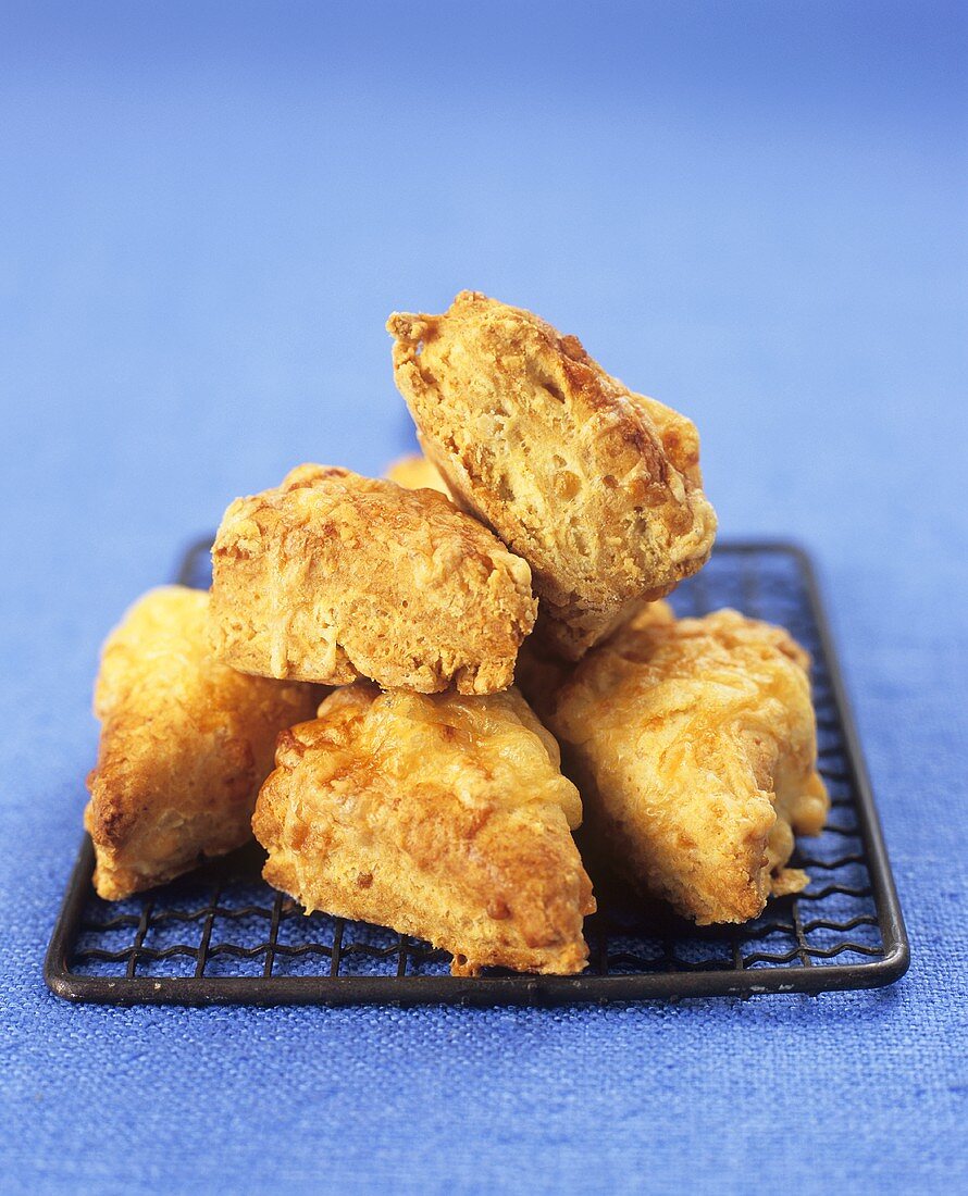 Käse-Scones auf einem Kuchengitter