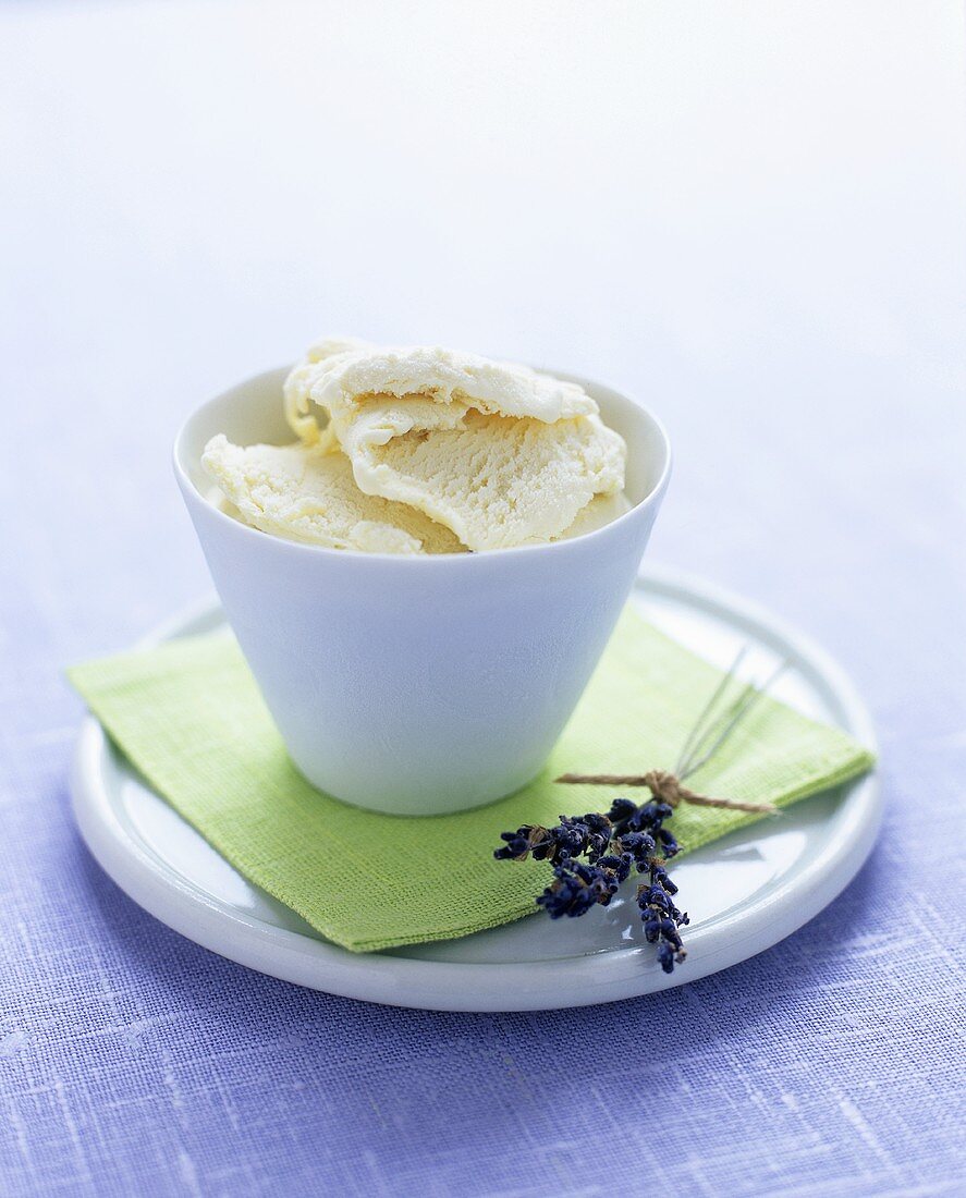 Honig-Lavendeleis in einem Schälchen