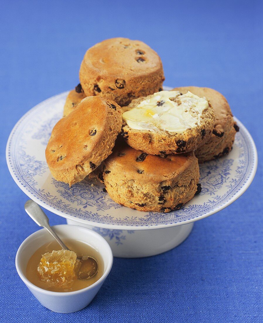 Raisin and orange scones with honey