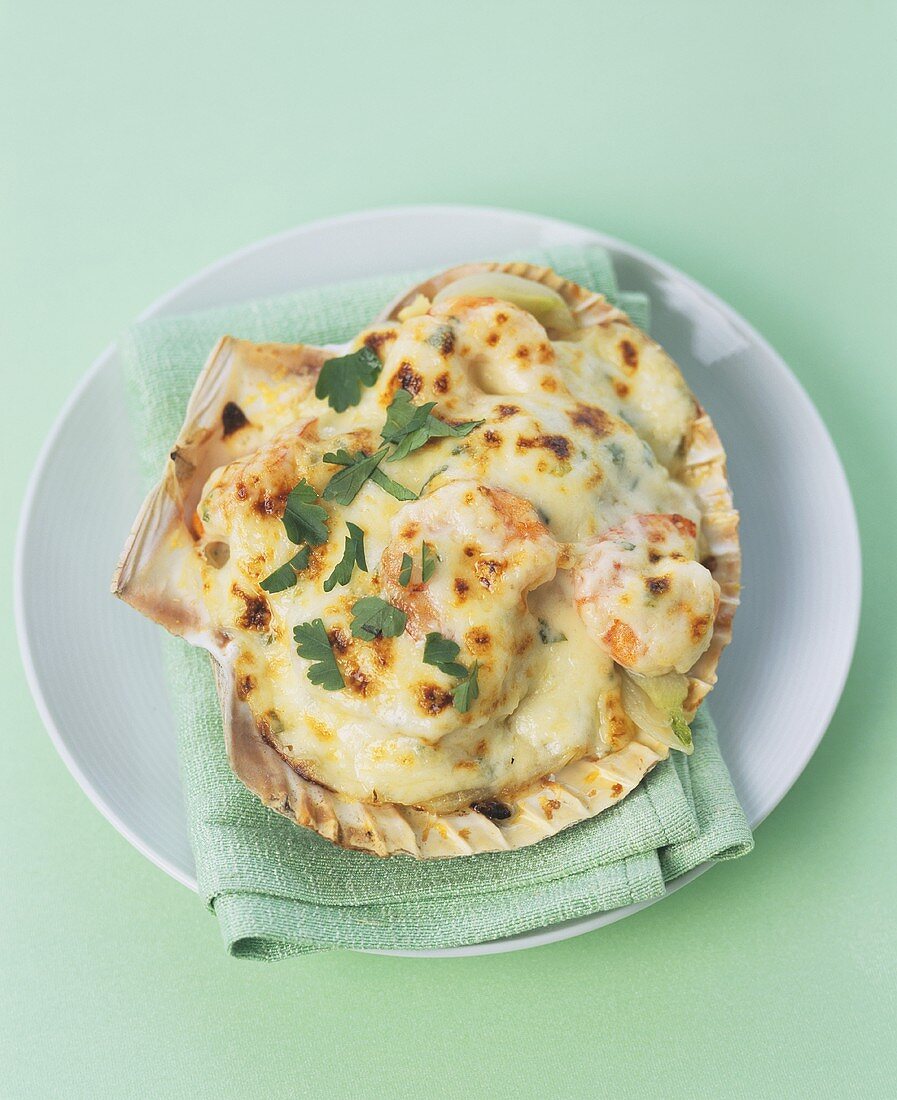 Seafood gratin with Parmeasn in a shell