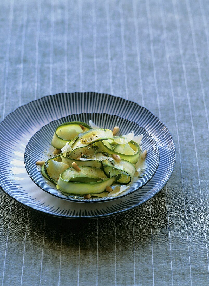 Zucchinisalat mit Pinienkernen und Parmesan