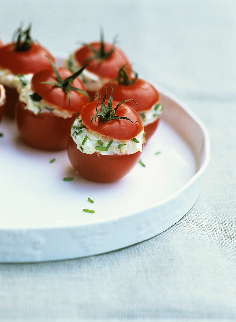 Tomaten gefüllt mit Kräuter-Ziegenfrischkäse