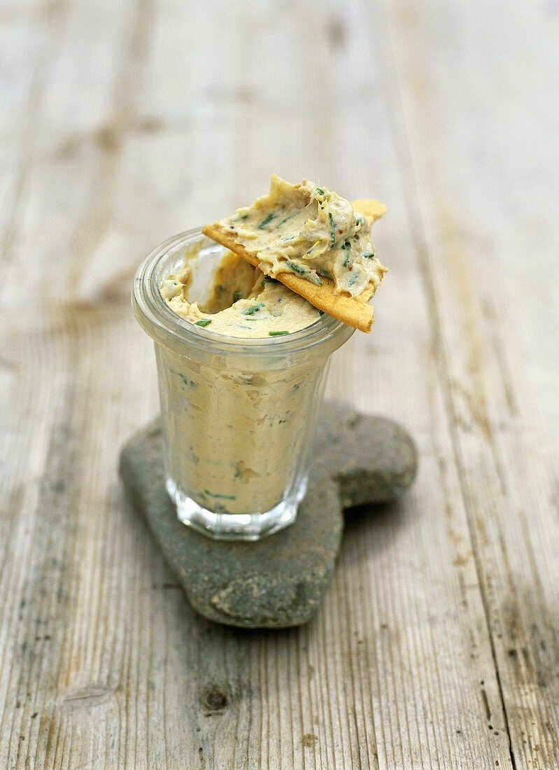 Makrelen-Kräuter-Rillettes im Glas mit einem Cracker