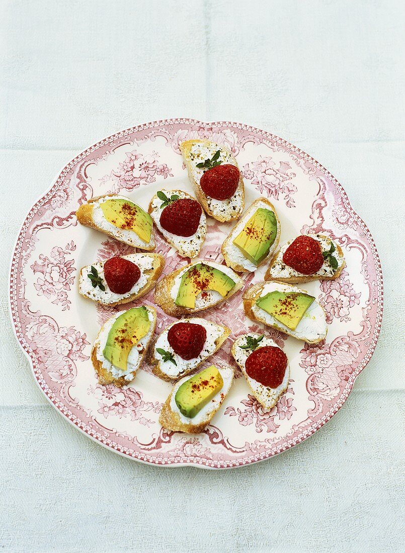 Crostini with fresh goat's cheese, strawberries and avocado