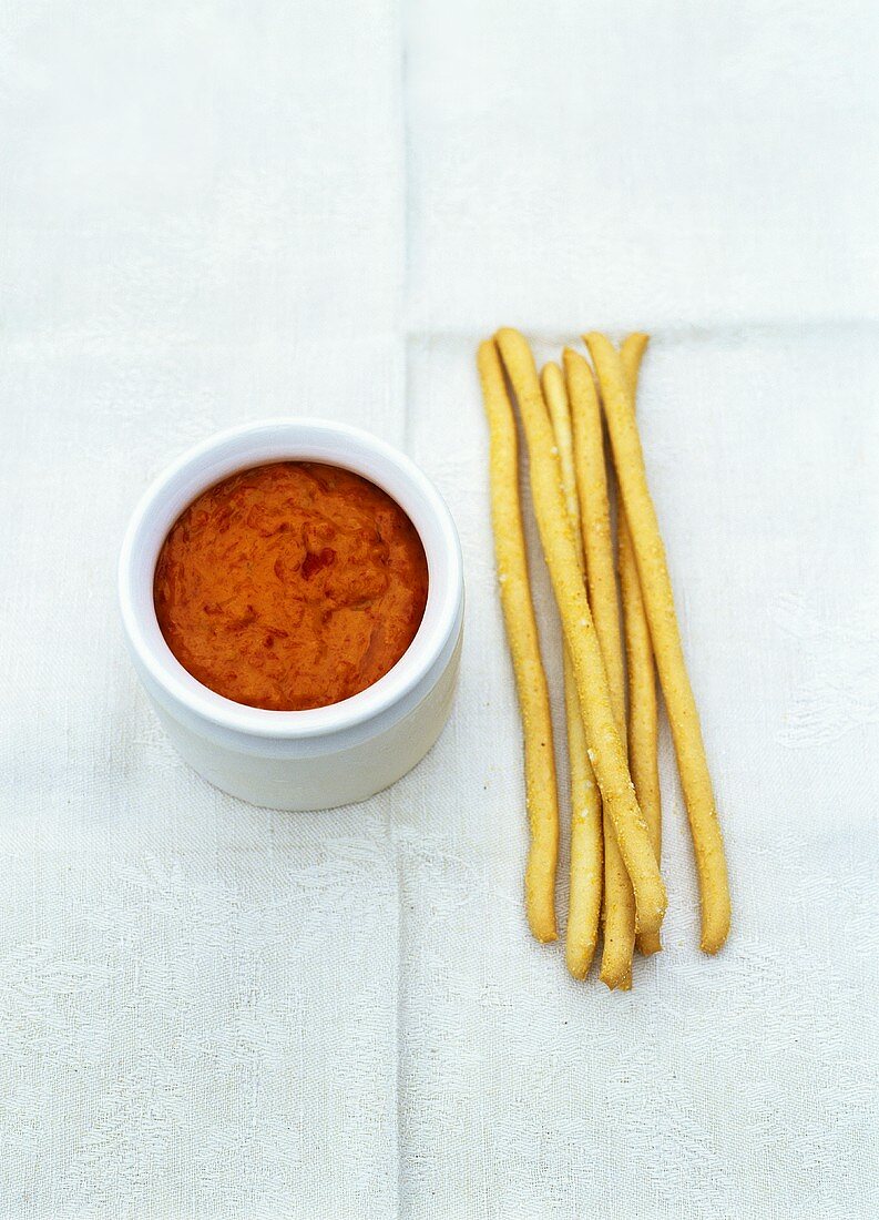 Grissini mit Paprika-Ziegenfrischkäsedip