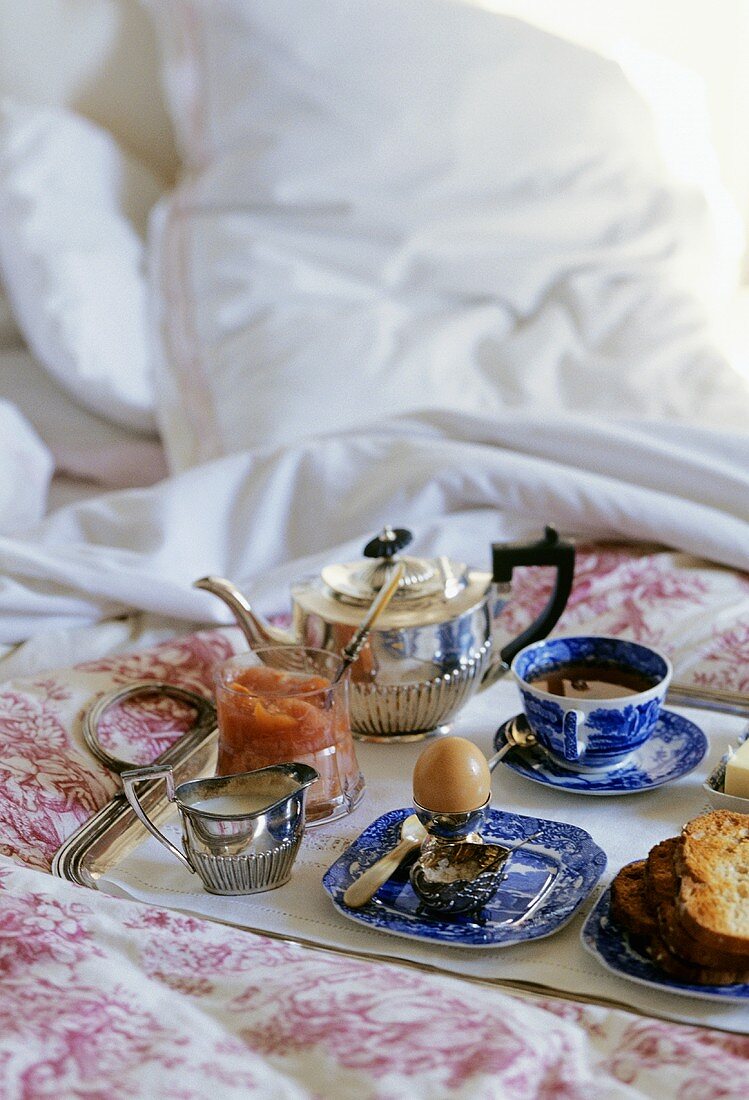 Frühstückstablett auf einem Bett