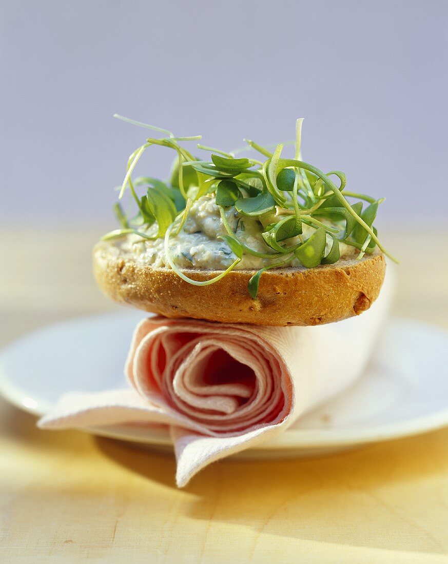 Brötchen mit Gemüse-Frischkäse-Aufstrich und Portulak