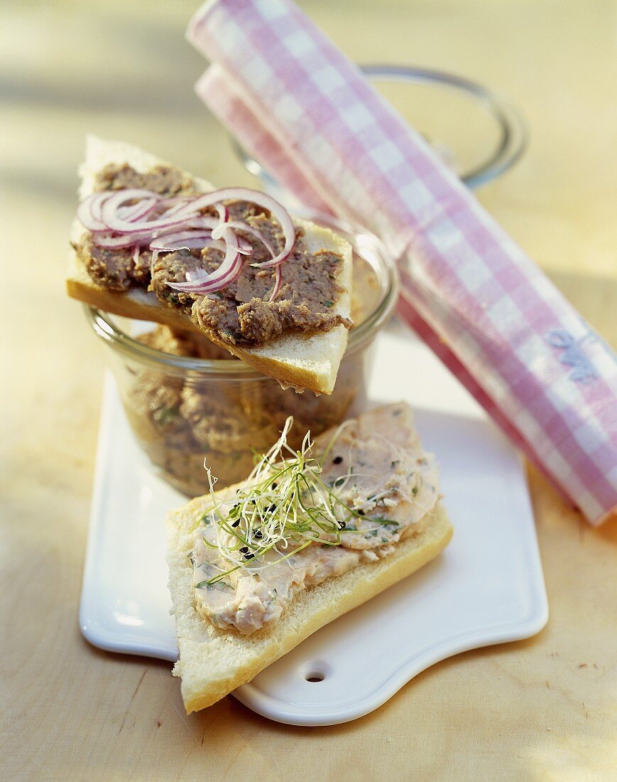 Baguettes mit verschiedene Fisch-Aufstrichen