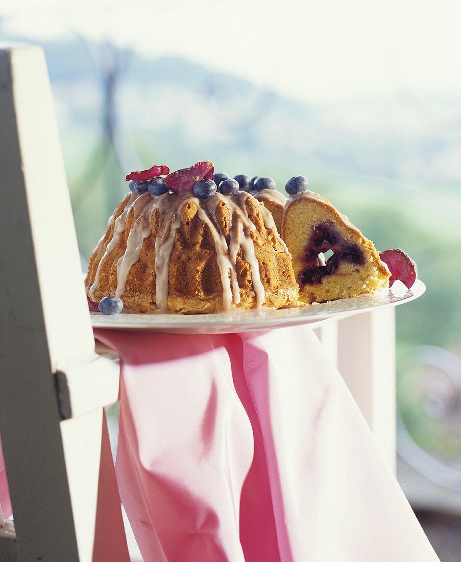 Gugelhupf mit Zuckerguss,Heidelbeeren und Rosenblütenblättern