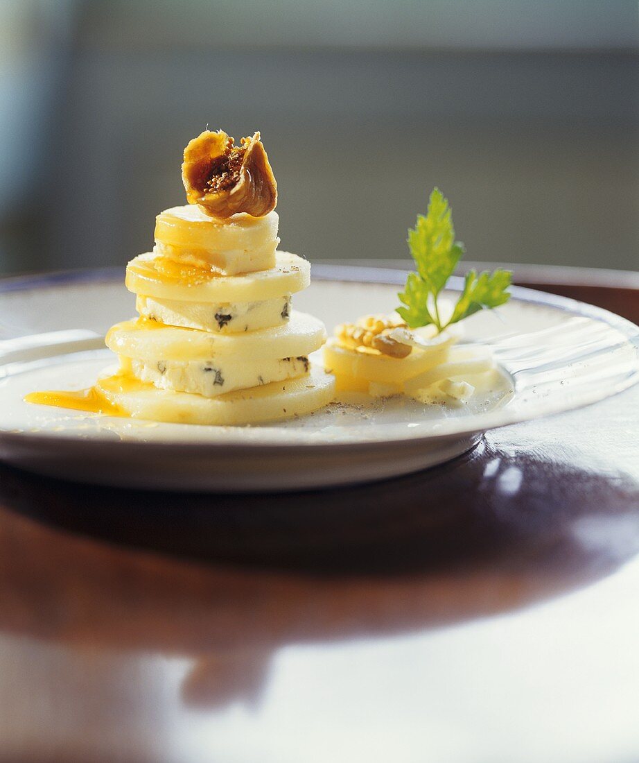 Pastinaken-Türmchen mit Blauschimmelkäse und Honig