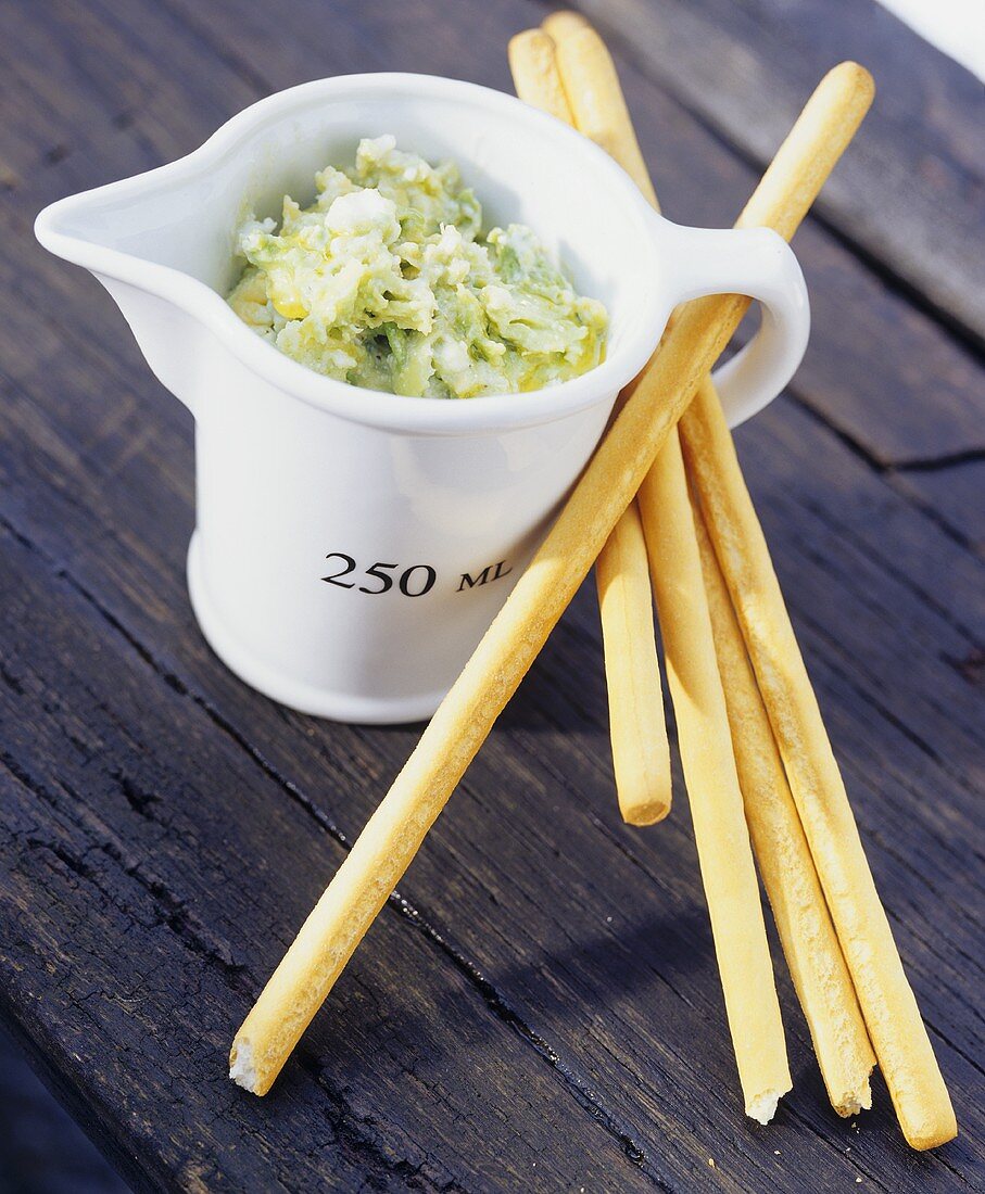 Avocado-Blauschimmelkäse-Dip mit Grissini