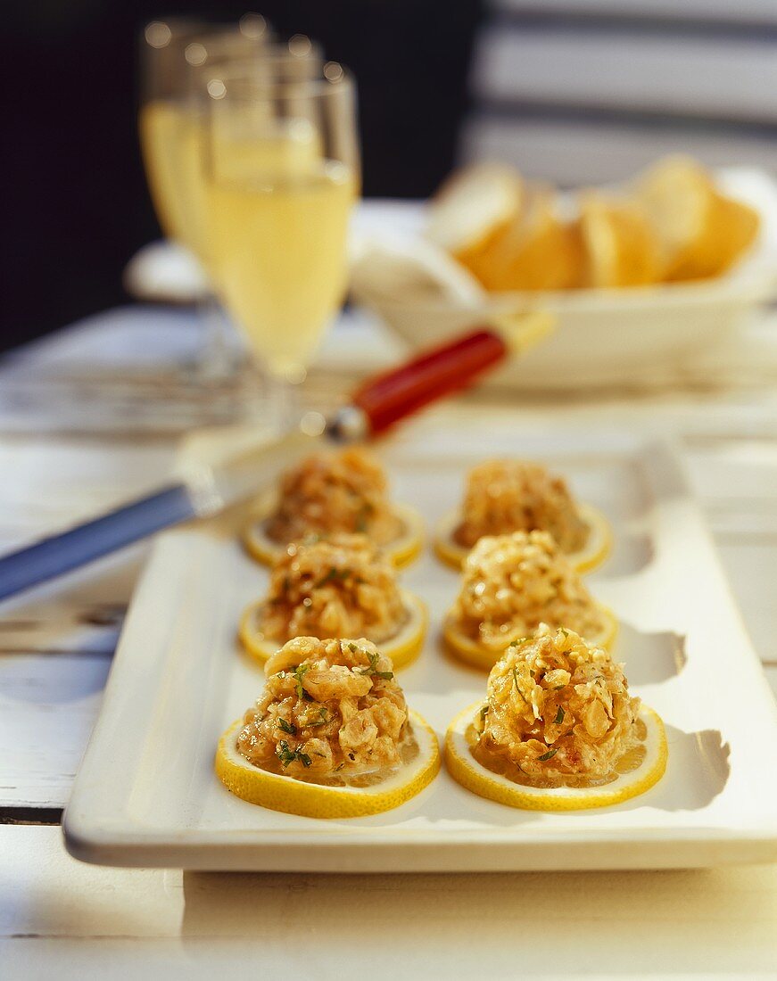 Salmon tartare on lemon slices