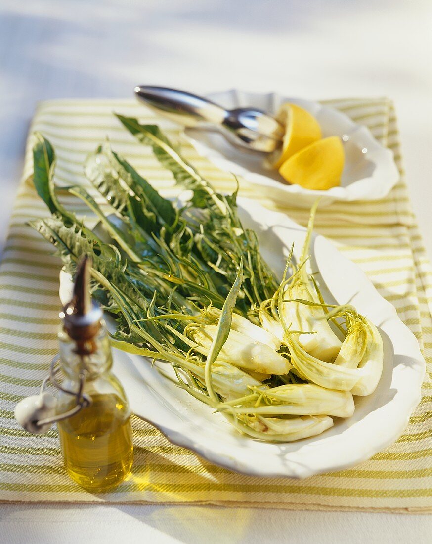Catalognasalat mit Zitronensaft und Olivenöl