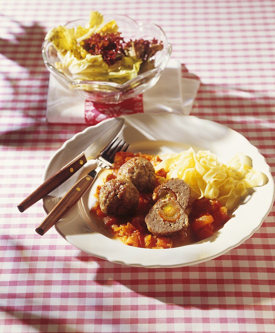 Gefüllte Hackbällchen mit Tomaten und Nudeln