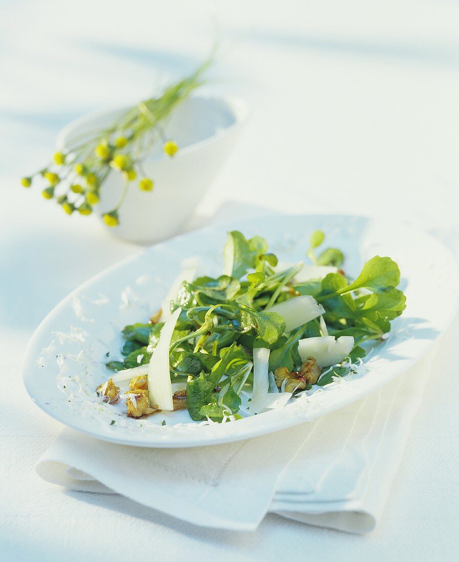 Gänseblümchenblätter-Salat mit Walnüssen und Ziegenkäse
