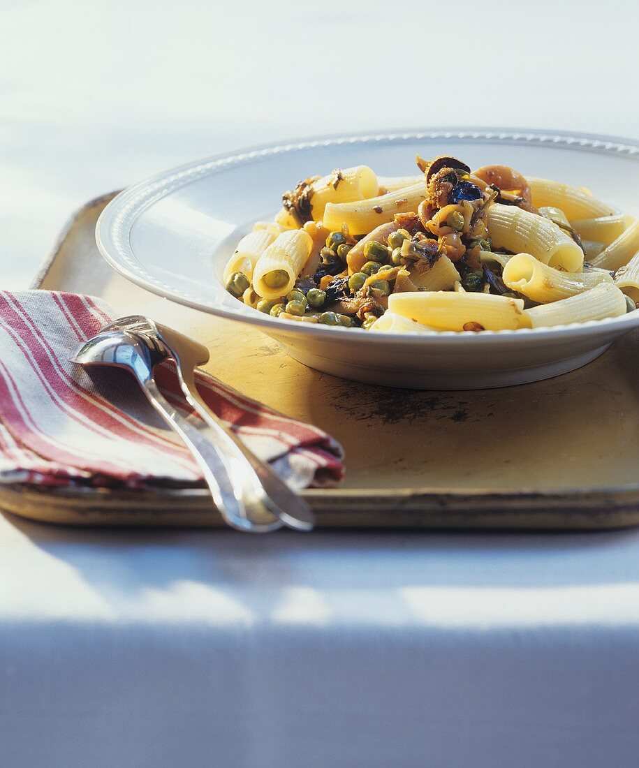 Rigatoni mit Tintenfisch und Erbsen