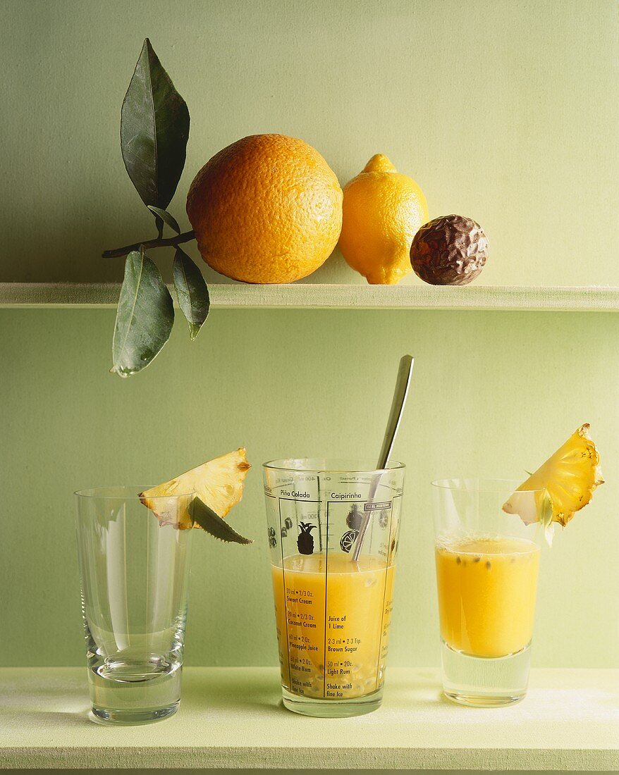 Exotischer Fruchsaft in einem Messbecher und Glas