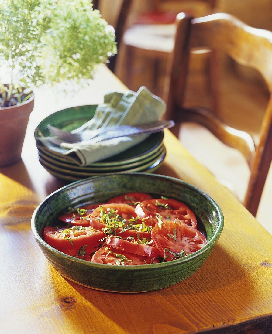 Tomatensalat mit Basilikum