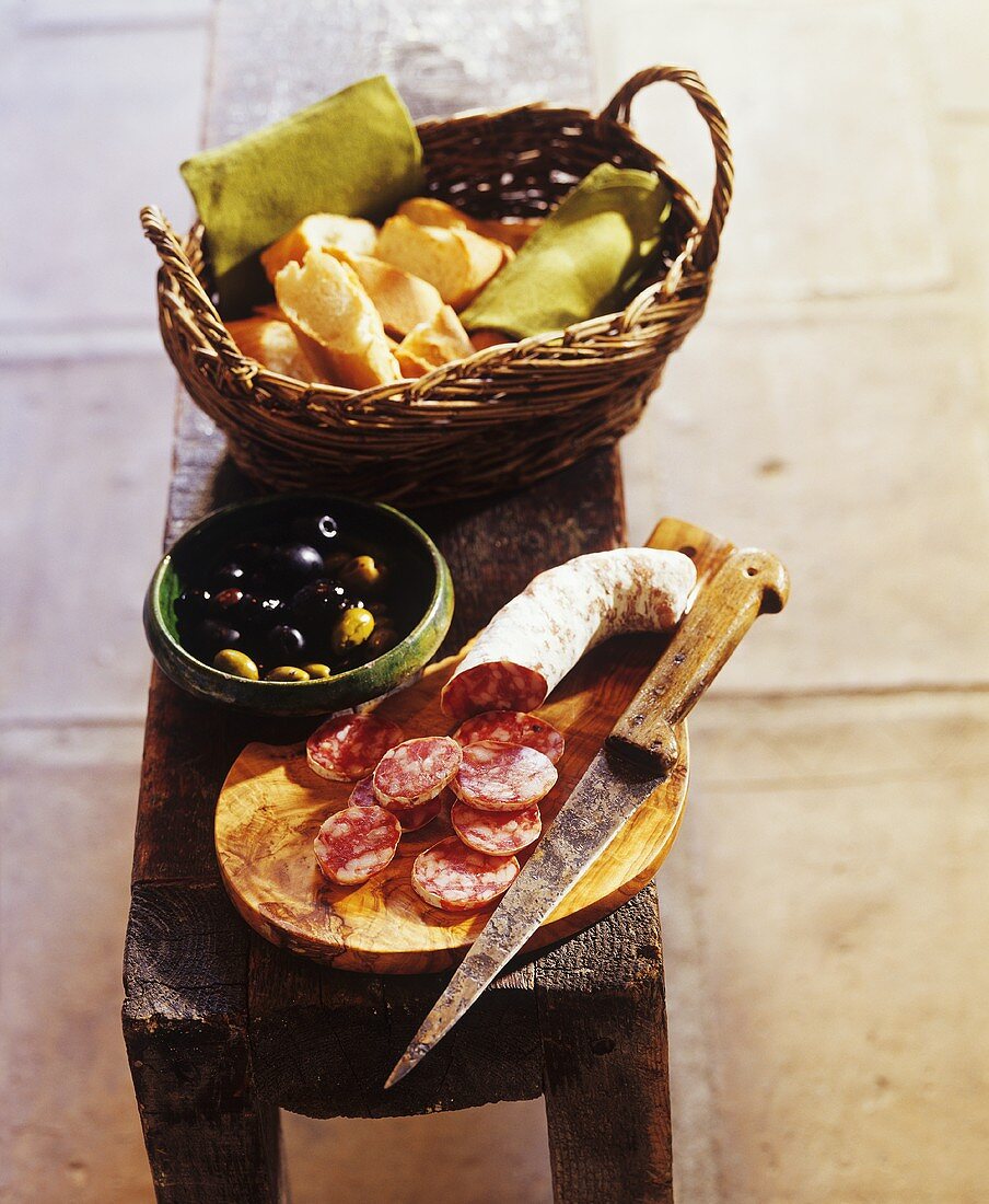 Saucisson mit Oliven und Baguette