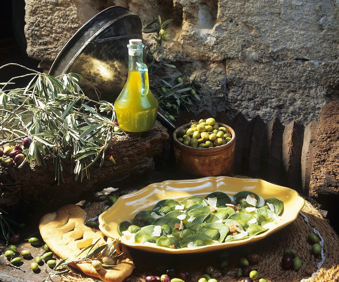 Spinatravioli mit Oliven gefüllt, Tomatenwürfel und Parmesan