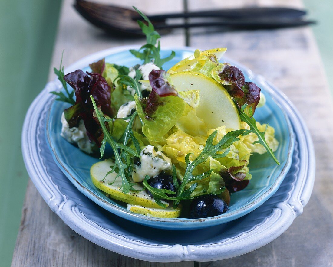 Blattsalat mit Birnen, Weintrauben und Blauschimmelkäse