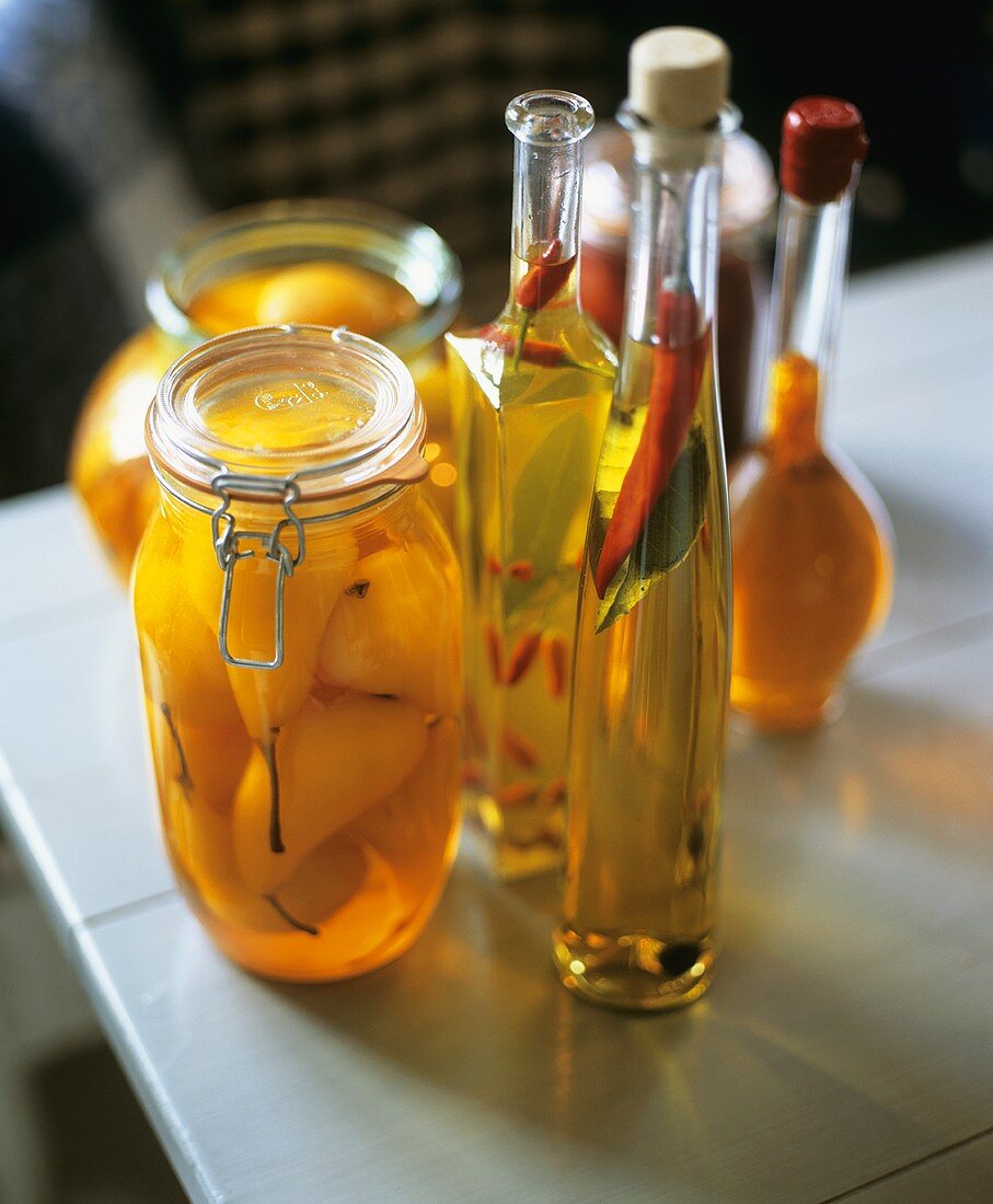 Eingekochte Früchte, Chiliöl und Likör