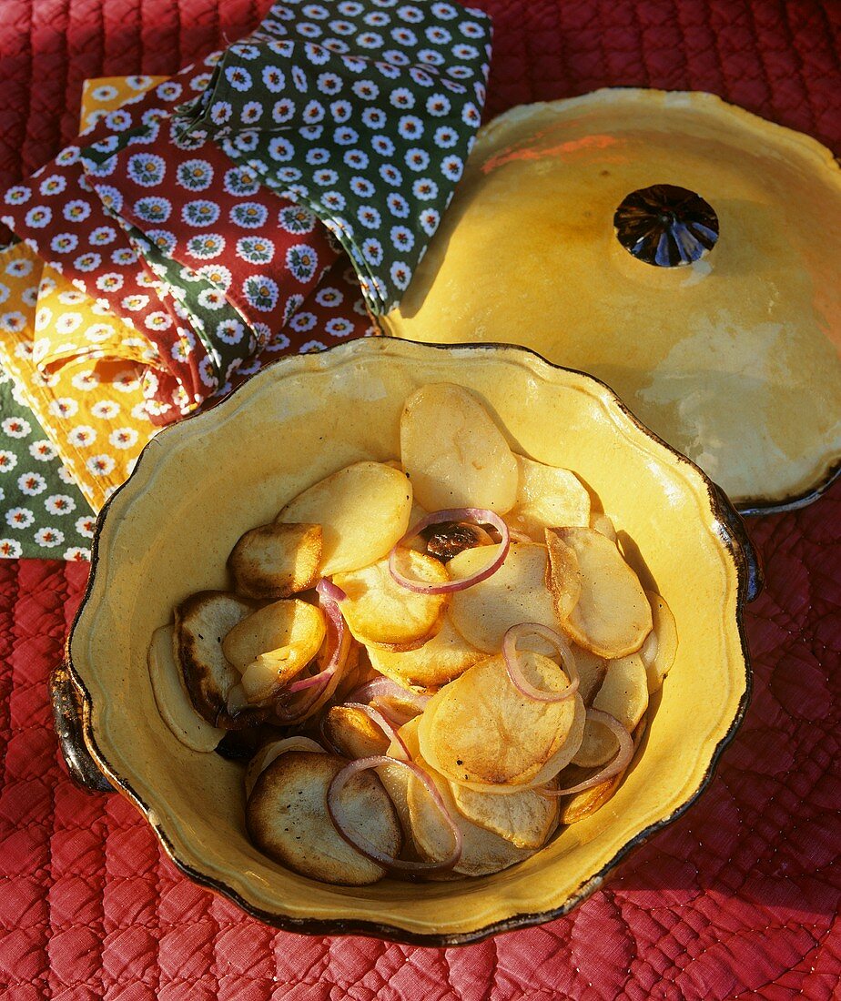 Ofengebackene Kartoffelscheiben mit Zwiebelringen