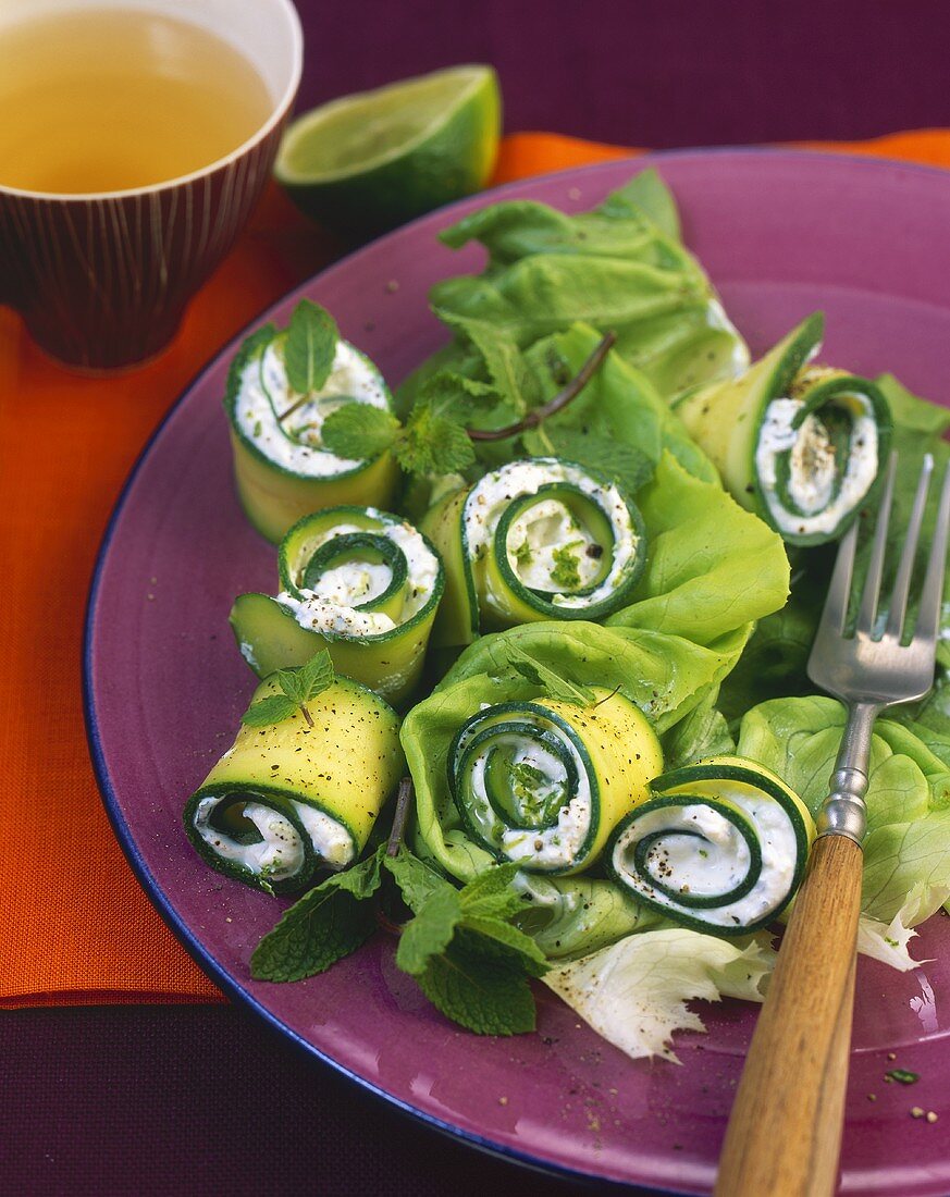 Zucchiniröllchen, gefüllt mit Minz-Ricotta auf Kopfsalat