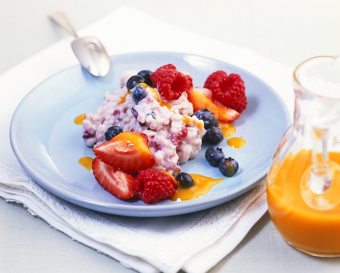 Milchreis mit frischen Beeren und Mangosauce