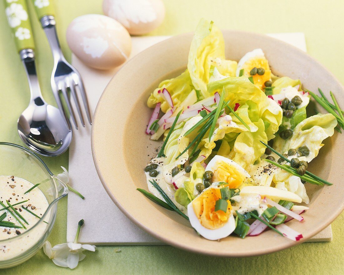 Kopfsalat mit Eiern, Radieschen, Apfel und Joghurtdressing