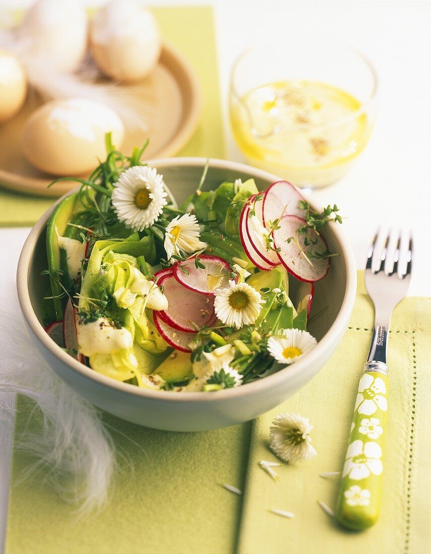 Kopfsalat mit Avocado, Radieschen, Kresse und Gänseblümchen