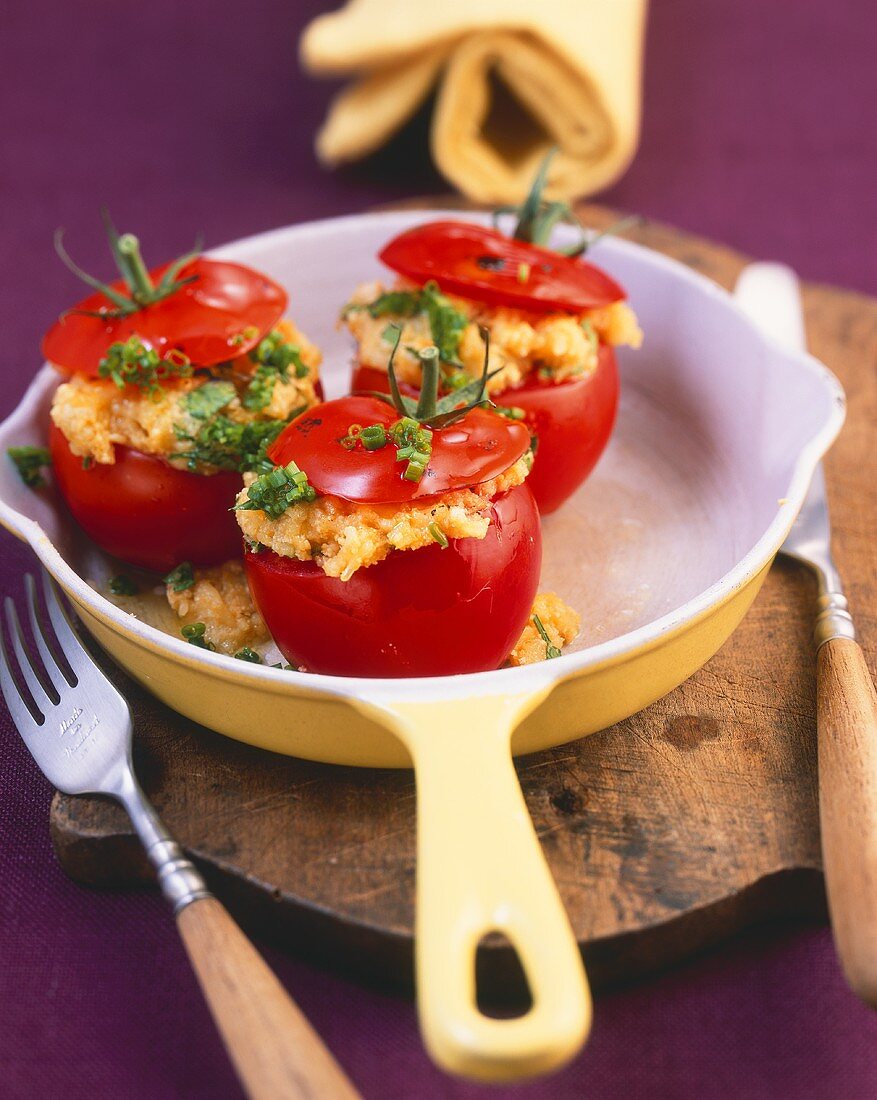 Gefüllte Tomaten mit Käse-Eierfüllung