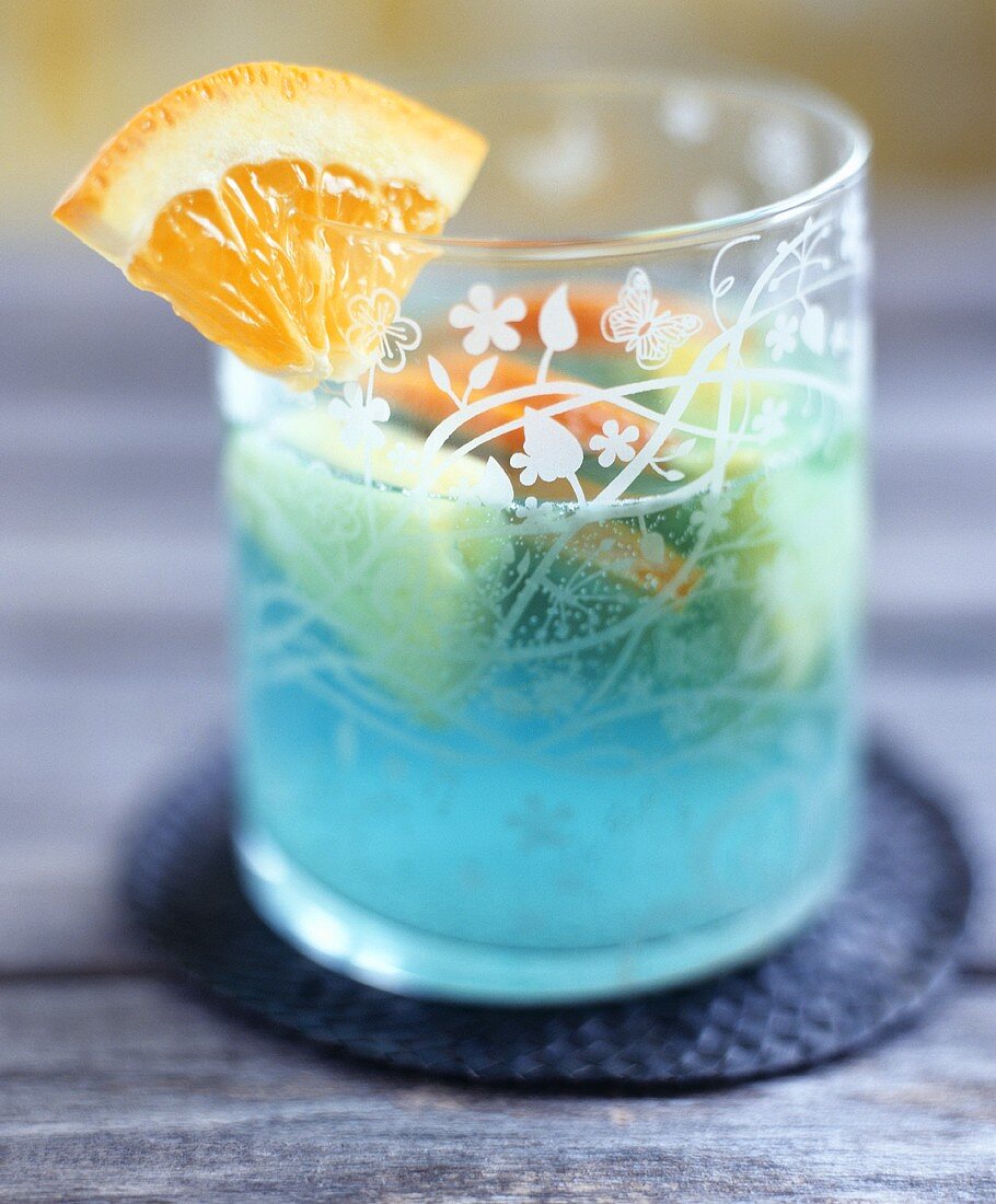 Ein Glas Blue Curacao-Sangria
