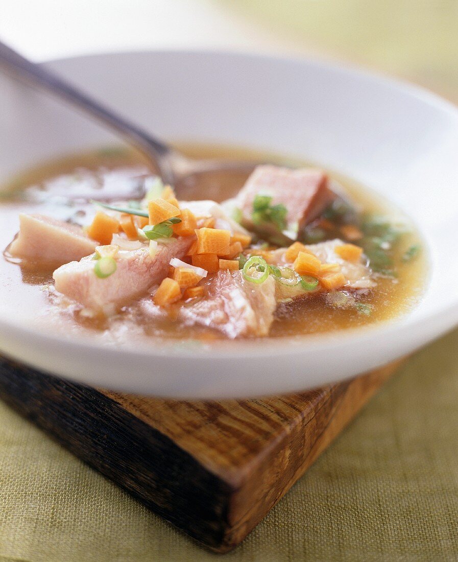Miso-Suppe mit Speckwürfeln und Gemüse