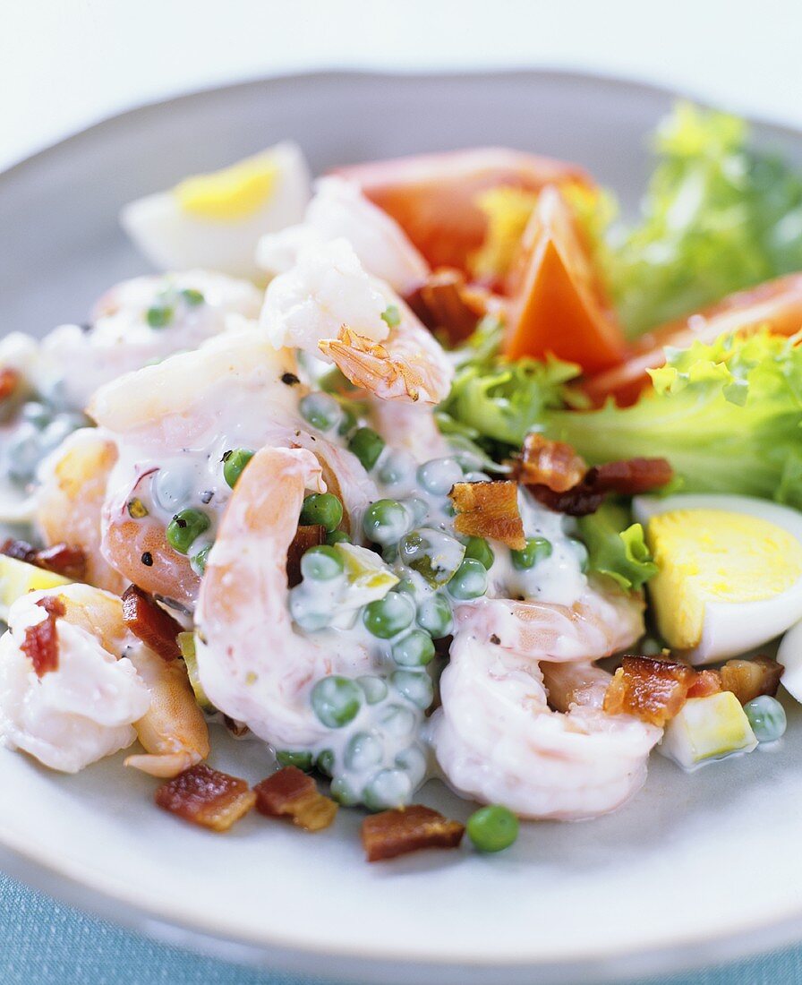 Shrimp and pea salad with fried bacon