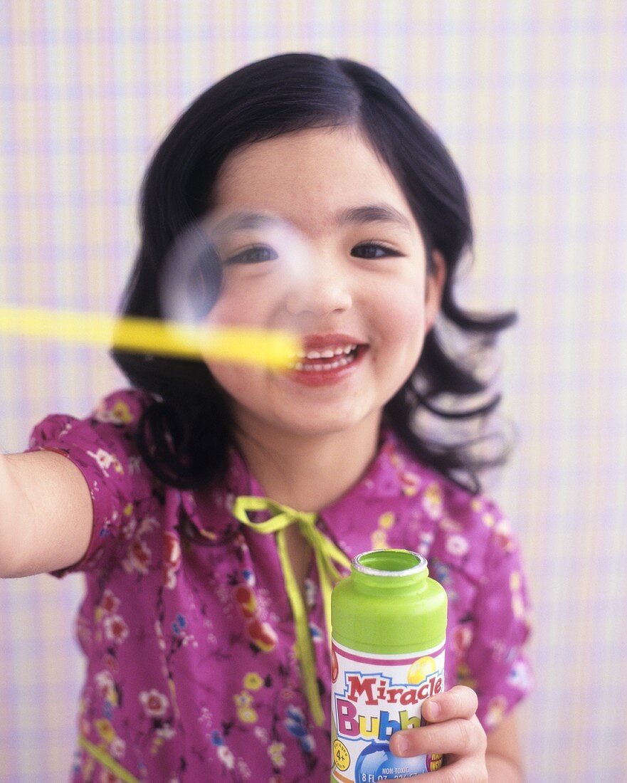 Kleines Mädchen mit Seifenblasen