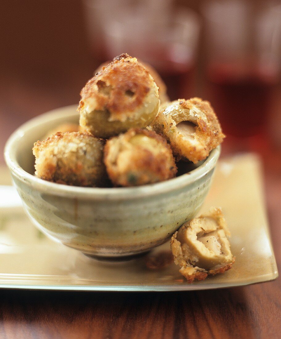 Frittierte mit Knoblauch gefüllte Oliven in einem Schälchen