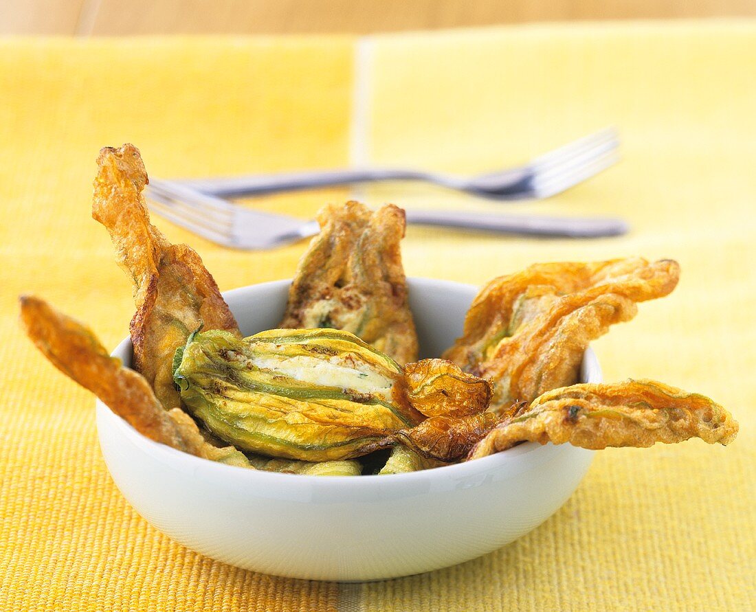 Frittierte Zucchiniblüten mit Ricotta gefüllt