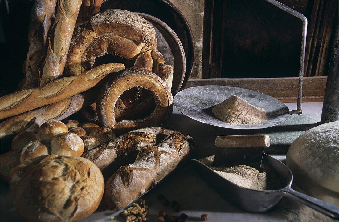 Verschiedene Brotsorten, Mehl und Utensilien