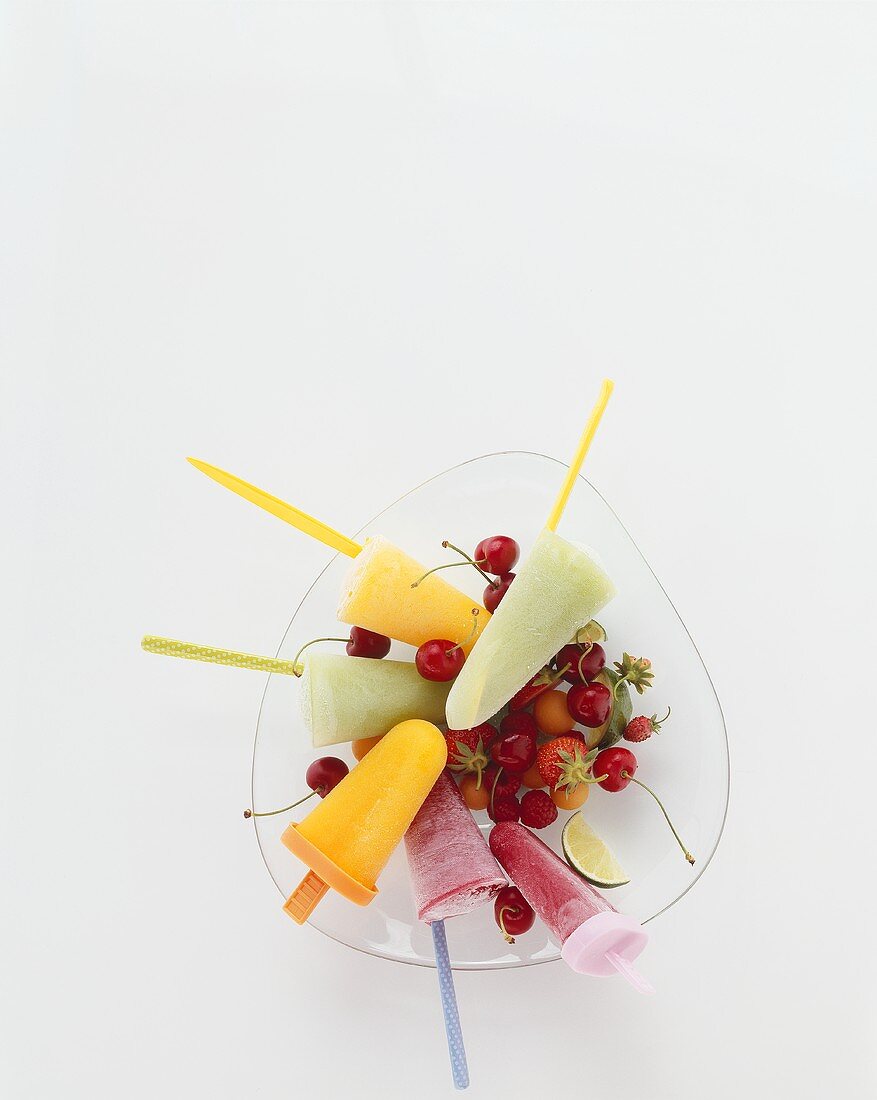 Eis am Stiel auf Früchten in einer Glasschale