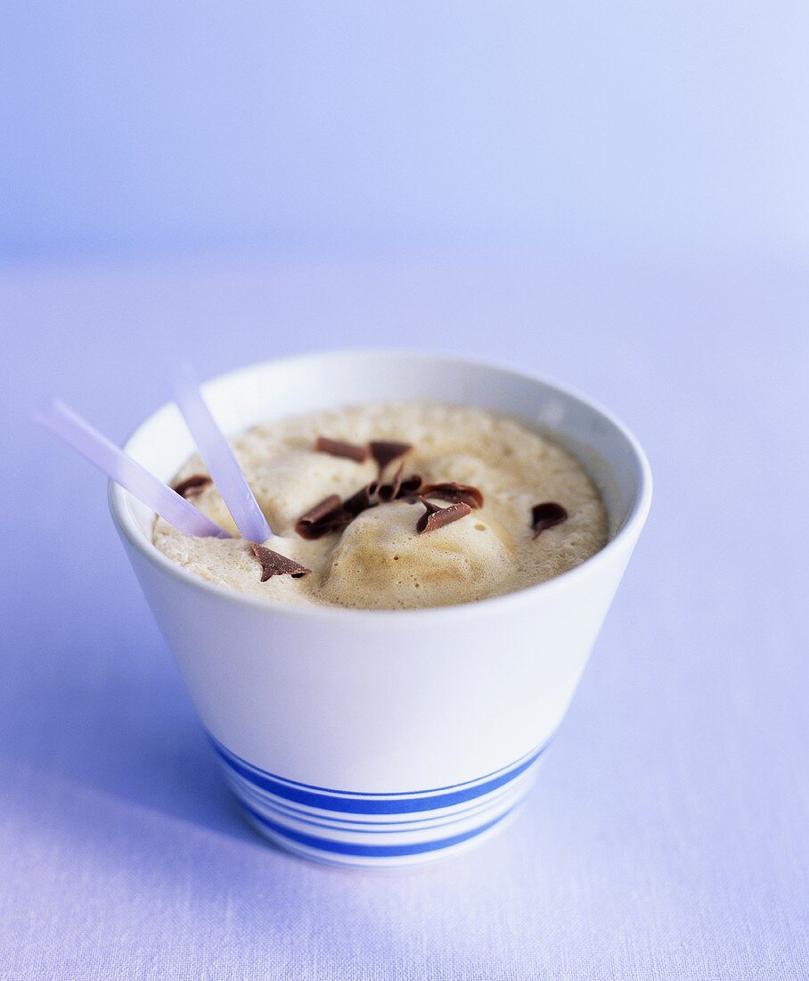 Ein Schälchen Kaffee-Frappee mit Eis