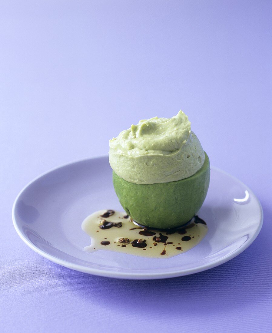 Avocadomousse in einer Avocado mit Koriander-Dressing