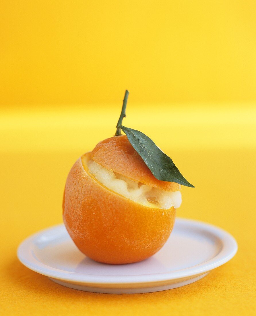 Orangensorbet in einer ausgehöhlten Orange