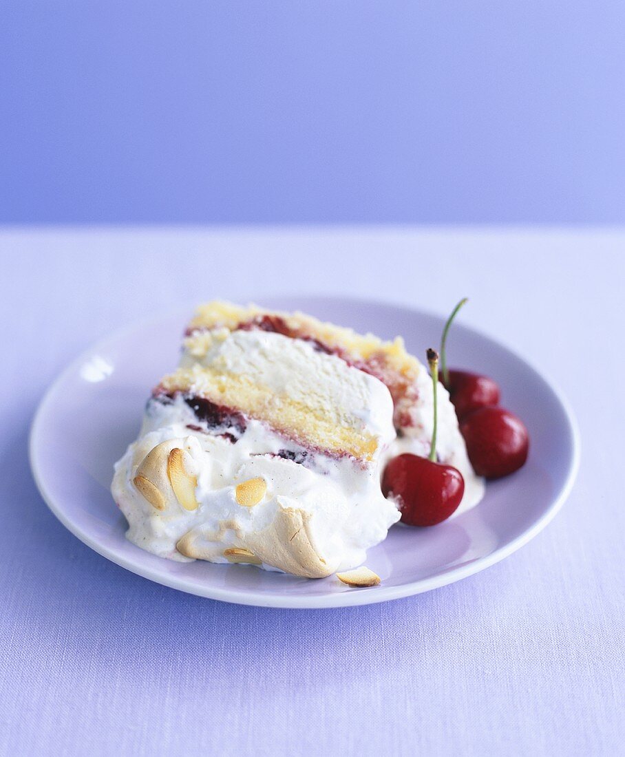 Ein Stück Baked Alaska mit Kirschen