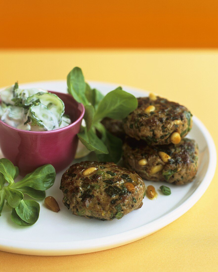 Frikadellen mit Gurken-Joghurtsalat