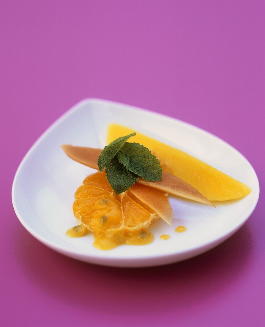 Mango-Papayasalat mit Orange und Passionsfruchtsauce