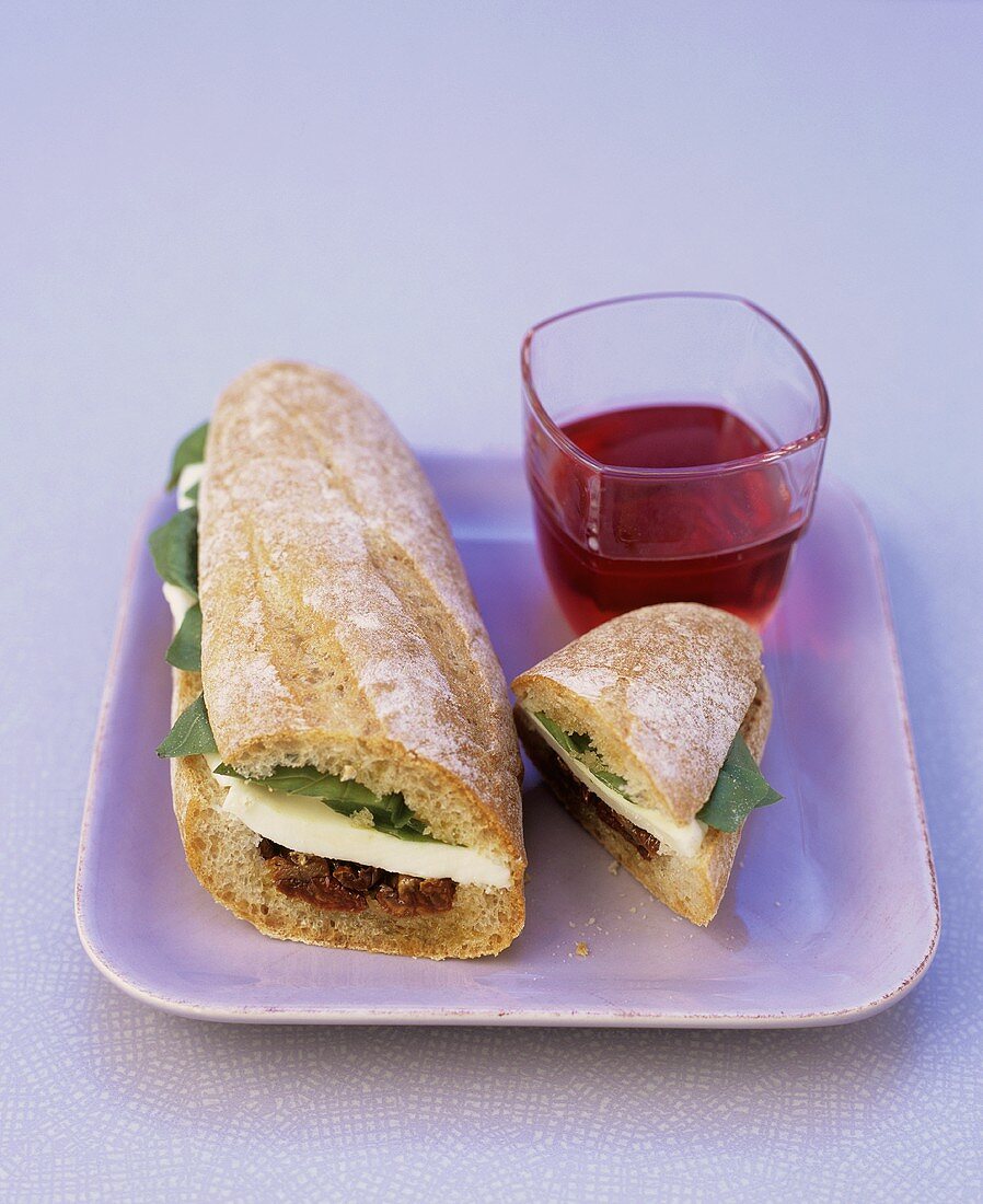 Tomaten-Mozzarella-Sandwich mit Basilikum
