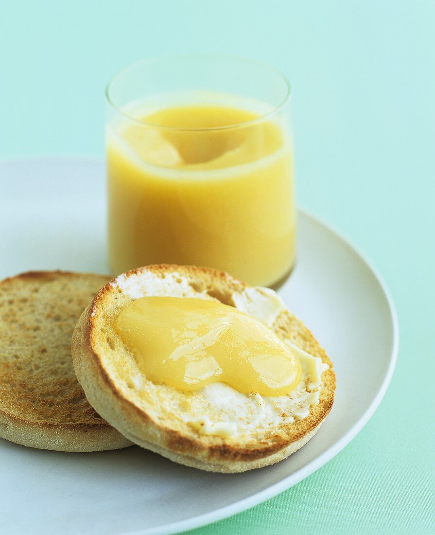 Toasted muffin with lemon curd