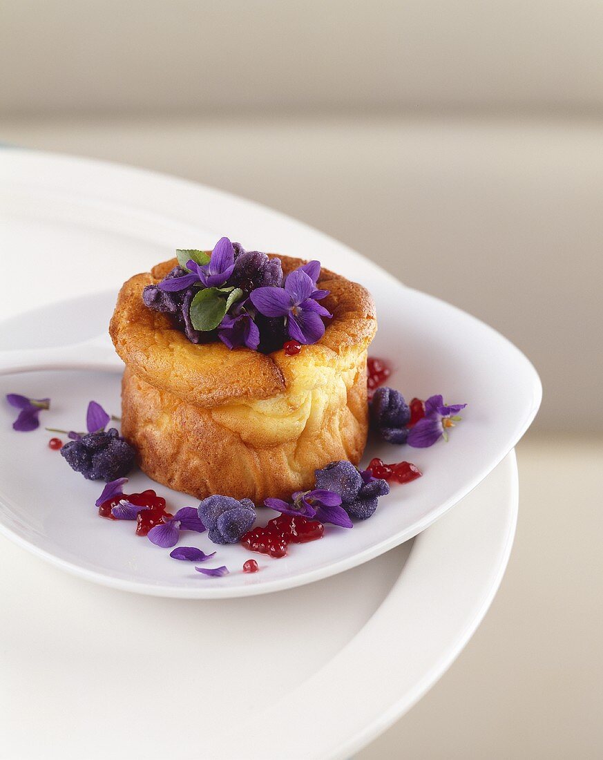 Small sheep's cheese cake with violets